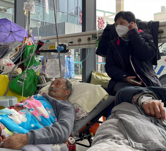 Şanghay'dan gelen hastane fotoğrafları Çin'i yalanladı: Covid hastaları koridorlara sığmıyor