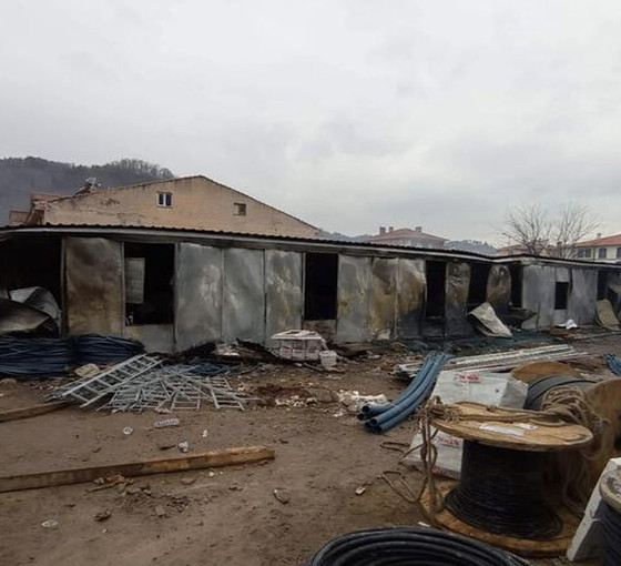 Kastamonu'da inşaat işçilerinin kaldığı prefabrik evler yandı