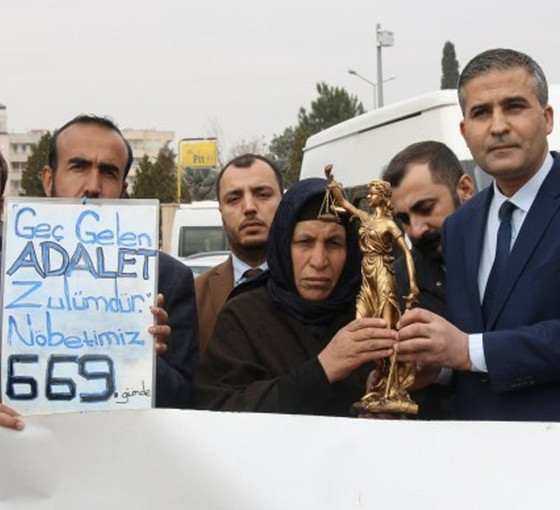 Emine Şenyaşar'a Adalet Ödülü