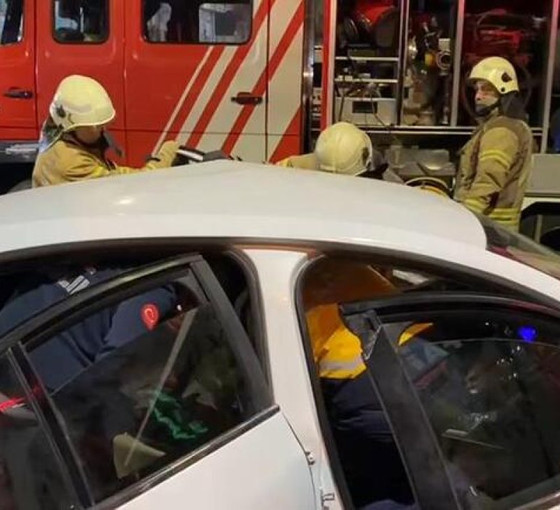 Zeytinburnu'nda tramvayın çarptığı otomobil sürücüsü yaralandı