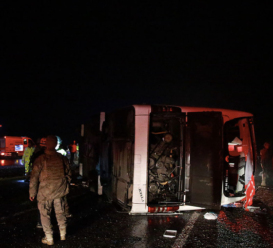 Diyarbakır'da yolcu otobüsü devrildi: Beş ölü, 22 yaralı