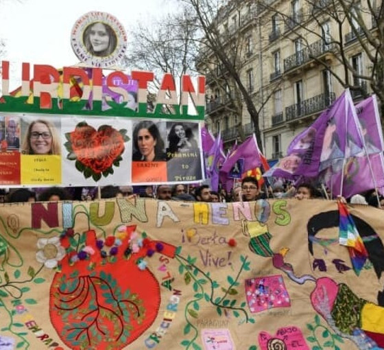 Paris'te binlerce Kürt 10 yıl önceki katliamın yıldönümünde yürüdü