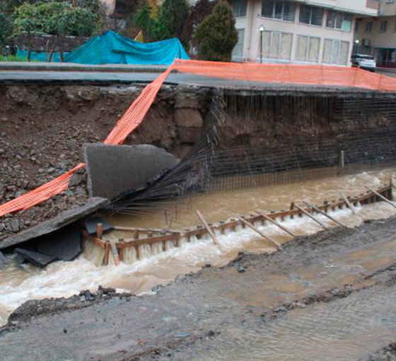 Rize'de yol dere yatağına çöktü