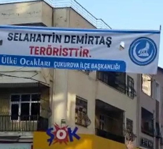 Adana'da Demirtaş'ı hedef alan pankart, suç duyurusuna rağmen indirilmedi