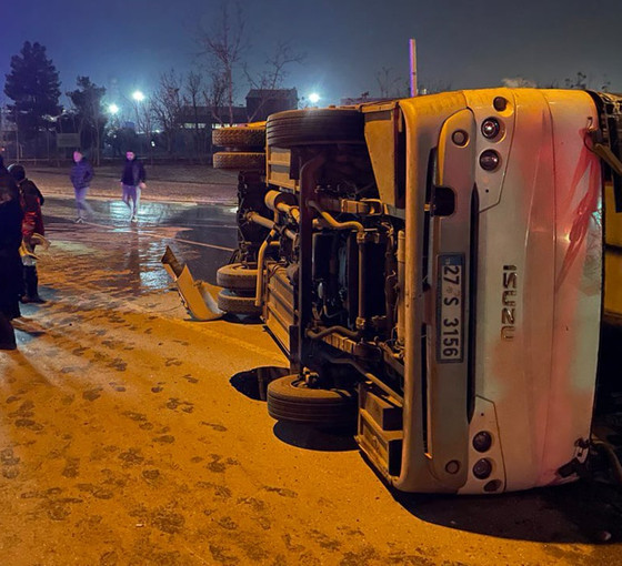 Antep'te otomobille çarpışan işçi servisi devrildi: İkisi ağır 10 yaralı