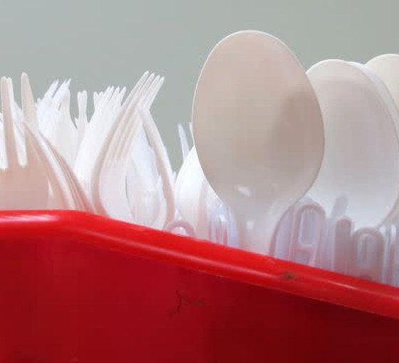 İngiltere'de tek kullanımlık plastik tabak, çatal ve bıçaklar yasaklanacak