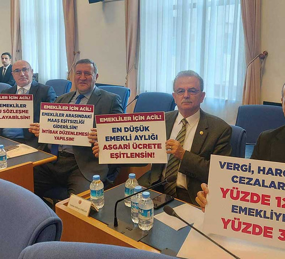 AKP'li vekil'den ‘İşçi arkada, işveren önde oturuyor’ eleştirisine yanıt: İşçilerini kendi makamında oturtuyor musun?