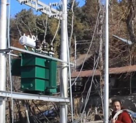 Güney Keşmir'de bir köye 75 yıl sonra ilk kez elektrik verildi