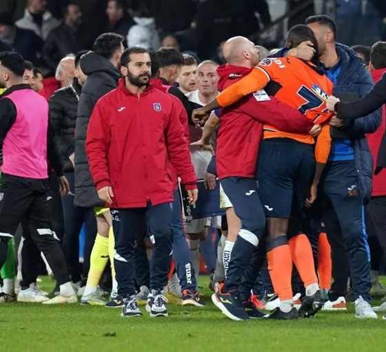 Başakşehir - Adana Demirspor maç bitiminde futbolcular arasında gerginlik