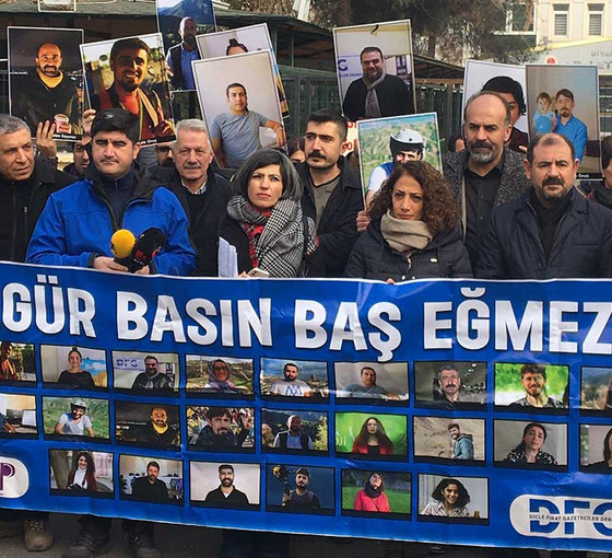 Diyarbakır'da 10 Ocak açıklaması: 16 tutuklu gazetecilerin fotoğrafları taşındı