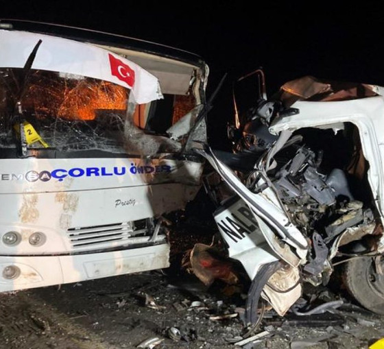 Çorlu'da işçi servisiyle kamyonet çarpıştı: Bir ölü, 20 işçi yaralı