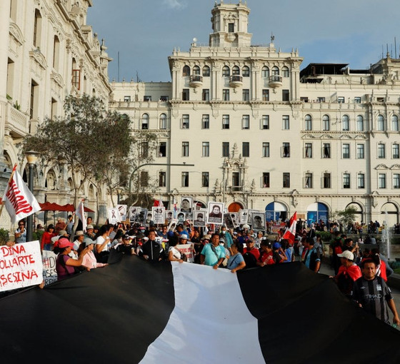 Peru'da Devlet Başkanı Boluarte'nin istifasını isteyen binlerce kişi yürüdü