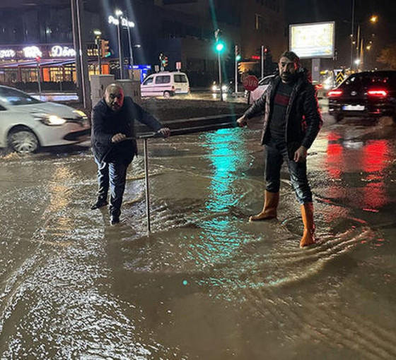 Sivas'ta şebeke borusu patladı, cadde ve sokakları su bastı
