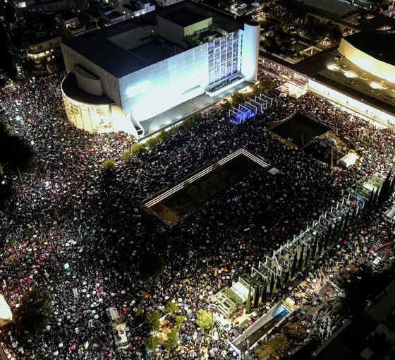 On binlerce İsrailli, Netanyahu hükümetini protesto etti
