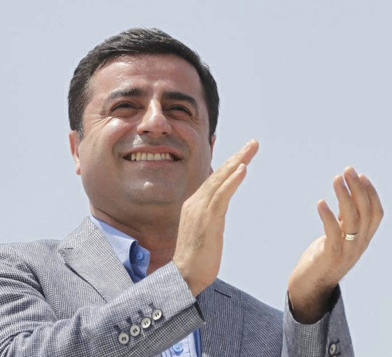 Demirtaş gençlere seslendi: Dijital parti kurmaya ne dersin?