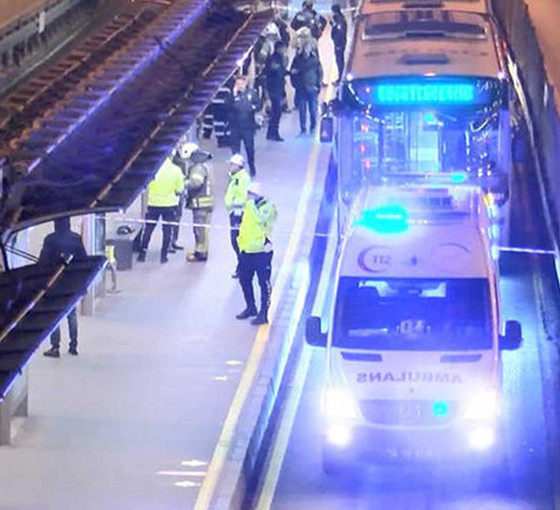 Duraktaki yolcu, metrobüsün altında kalarak öldü