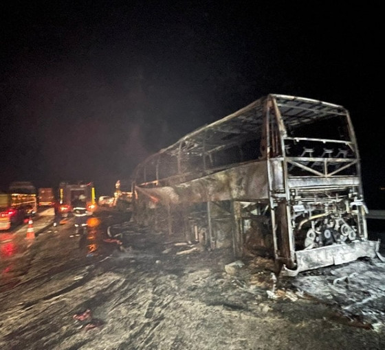 Tıra çarpan otobüs yandı, üç kişi öldü