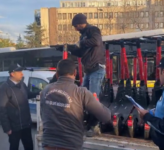 Kadıköy Belediyesi kaldırımlardaki skuterleri toplamaya başladı