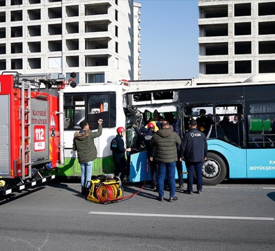 Kayseri'de belediye ve halk otobüsü çarpıştı: 29 yaralı
