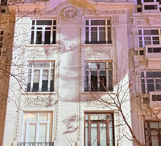 Agos’un eski binasına Hrant Dink fotoğrafı ve güvercin görüntüleri yansıtıldı