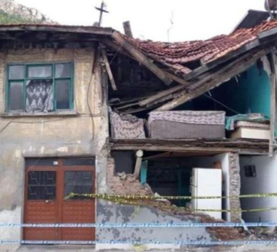 Kütahya'da mutfak tüpü patladı, iki katlı evin duvarları çöktü