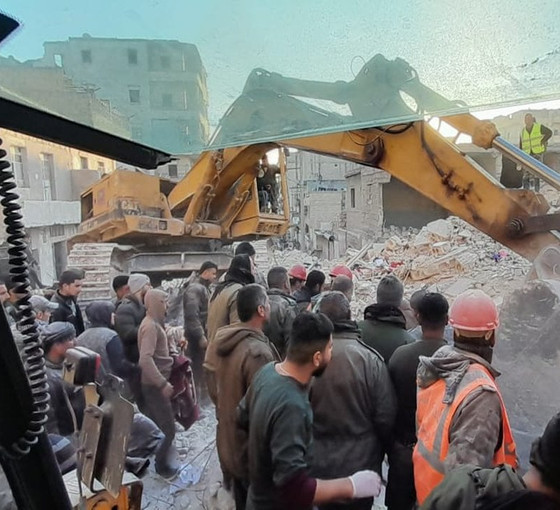 Halep'in Kürt mahallesi Şeyh Maksud'da, Afrinli göçmenlerin yaşadığı beş katlı bina çöktü