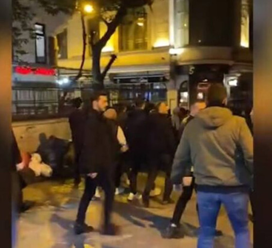 İslamcı gruplar İsveç Konsolosluğuna girmeye çalıştı, bayrak yaktı