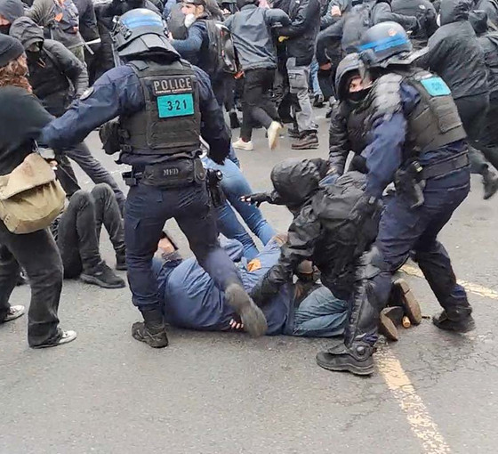 Fransa'da polis şiddeti: Grev eyleminde yaralanan gencin testisi alındı