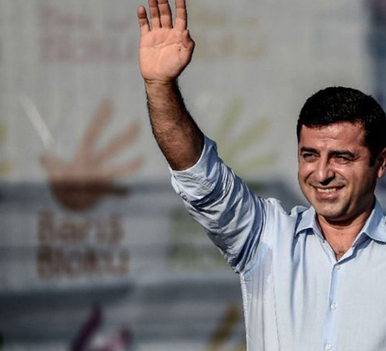 Demirtaş, seçmene şiirle seslendi: İyisi mi sen bana gel, gecenin karanlığından çıkıp