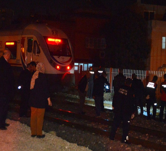 Rayların üzerinden geçen kişi trenin çarpmasıyla öldü