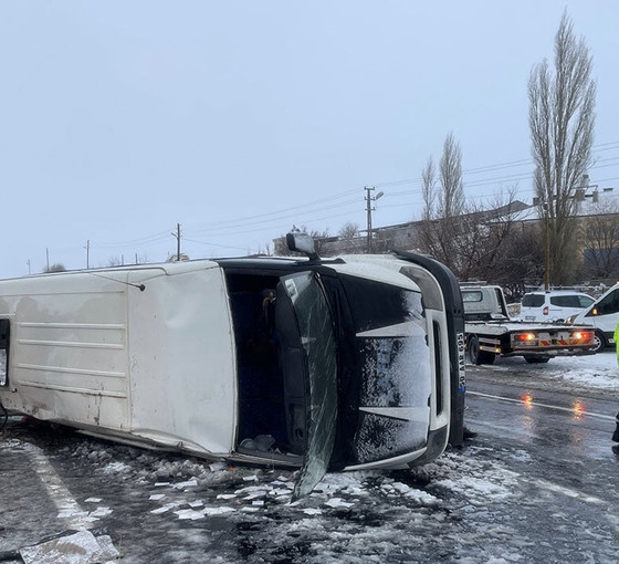 İşçileri taşıyan minibüs devrildi: Bir ölü, 12 yaralı