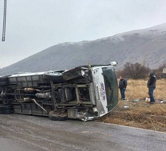 Kayseri'de işçi servisi devrildi: Üçü ağır, 25 yaralı