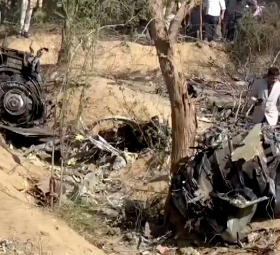 Hindistan'da iki savaş uçağı havada çarpıştı: Bir pilot öldü