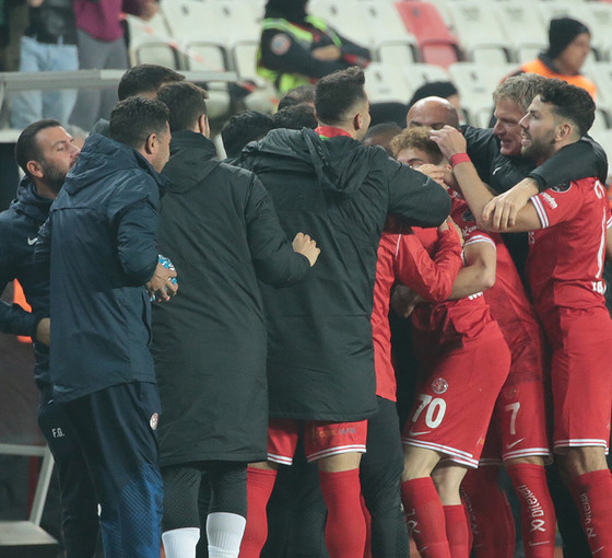 Galatasaray, bir sezonda art arda 10'uncu galibiyetini aldı