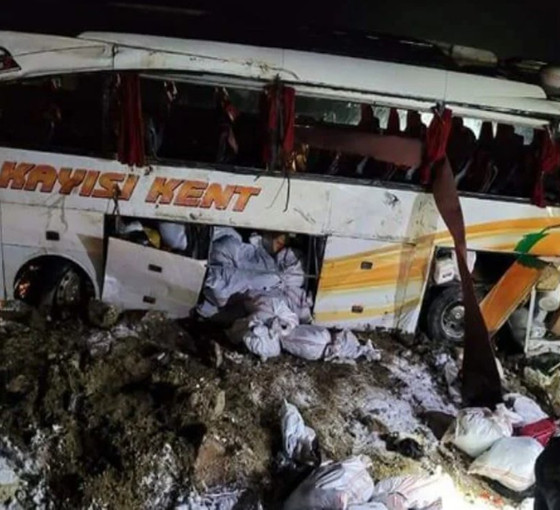Kayseri'de yolcu otobüsü şarampole devrildi: Dört ölü, 25 yaralı