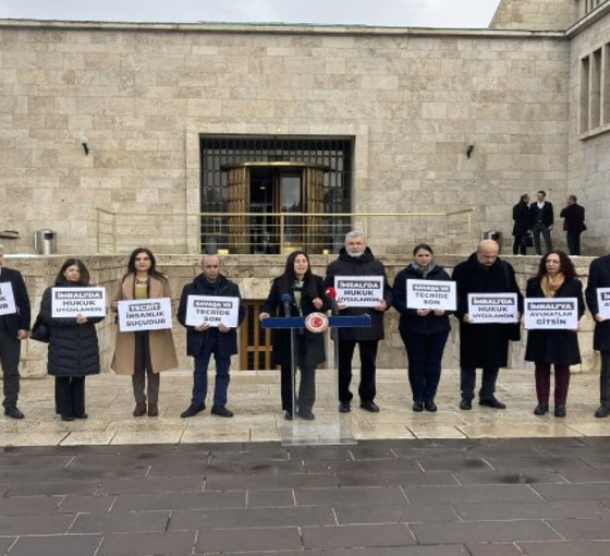 Adalet Nöbeti 29’uncu gününde: Avukat ve ailesi Öcalan ile bir an önce görüşmeli