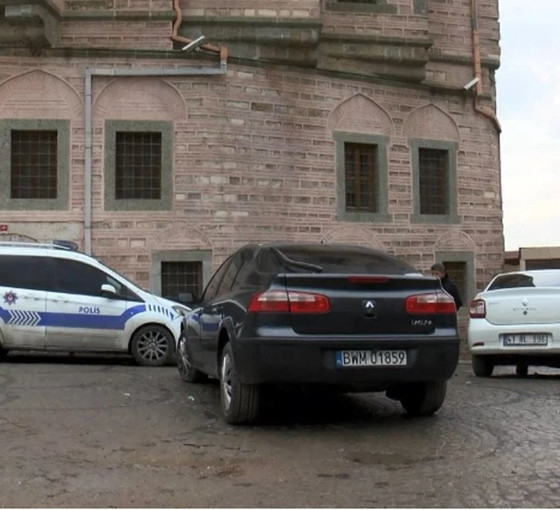 İstanbul'da uzun namlulu silahlarla milyonluk gasp: Polonya plakalı araçtan indiler