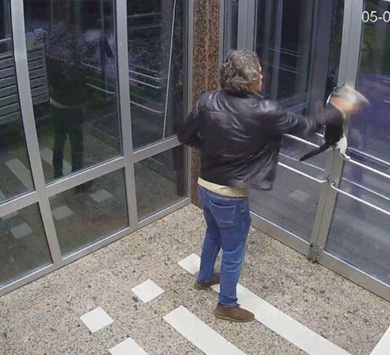 Küçükçekmece'de kediyi tekmeleyen kişi serbest bırakıldı