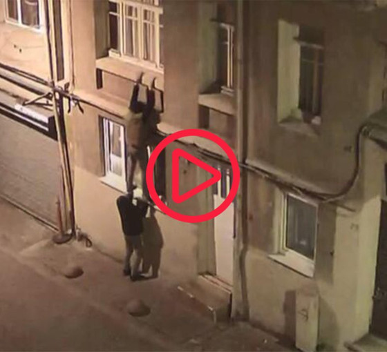 Cihangir'de ikinci kattaki daireye tırmanarak giren hırsızlar kamerada