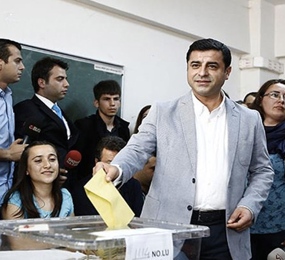 Demirtaş yazdı: Bu seçimden bir devrimsel değişim çıkarma olasılığı var mı?