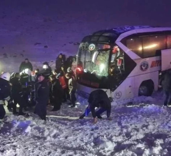 Diyarbakır'da yolcu otobüsü devrildi