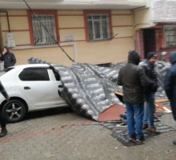 İstanbul'da lodos: Esenyurt'ta çatı uçtu, Fatih'te ağaç devrildi