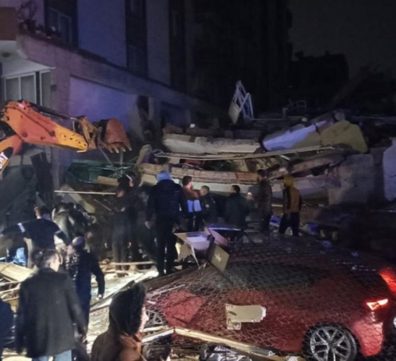 Deprem bölgesinde telefon, internet çöktü