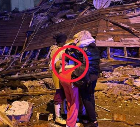 Enkaz altından sağ çıkarılanlar umut oldu