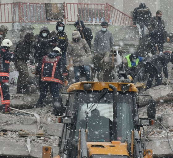 Deprem bölgesinde her yer kapalı, acil ihtiyaçlar karşılanamıyor