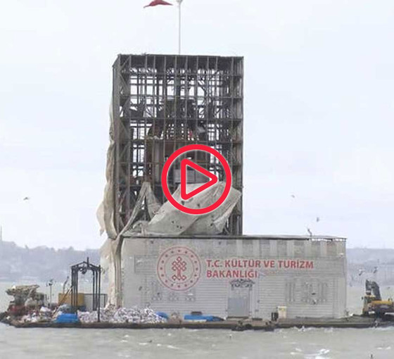 Şiddetli rüzgar nedeniyle Kız Kulesi'nin brandası düştü, iç kısmı gözüktü