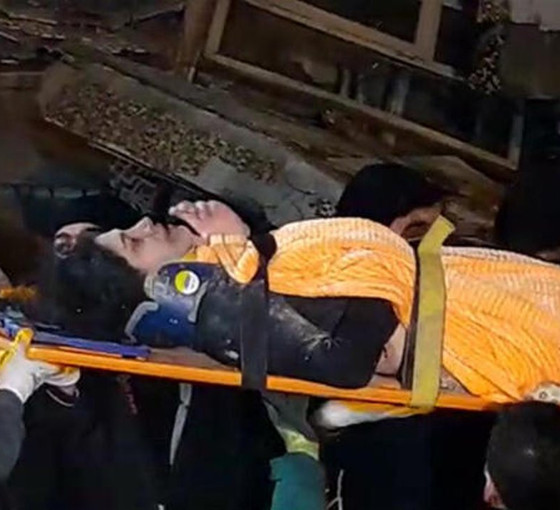 Diyarbakır'da enkazda ağlayan bebek, annesi ile iki kişiyi kurtardı