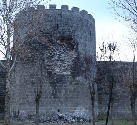 UNESCO Dünya Kültür Mirası Listesi’nde olan Diyarbakır surlarında göçük meydana geldi