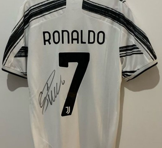Merih Demiral, imzalı Ronaldo formasını satışa çıkardı: Ahbap'a bağışlayacak