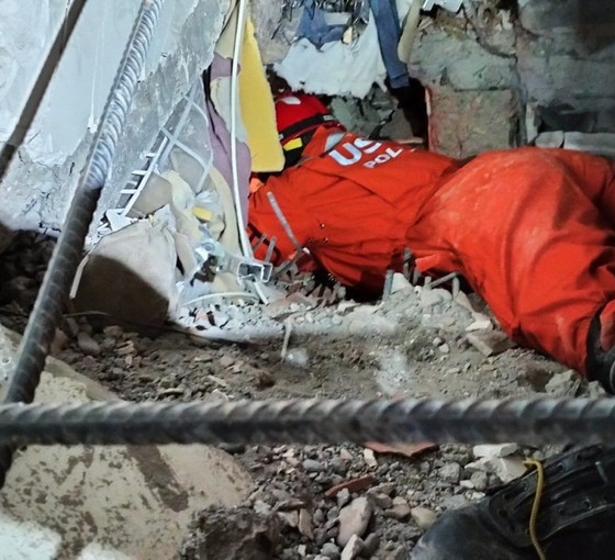 Polonyalı itfaiyeciler Adıyaman'da enkaz altından 10 kişiyi kurtardı